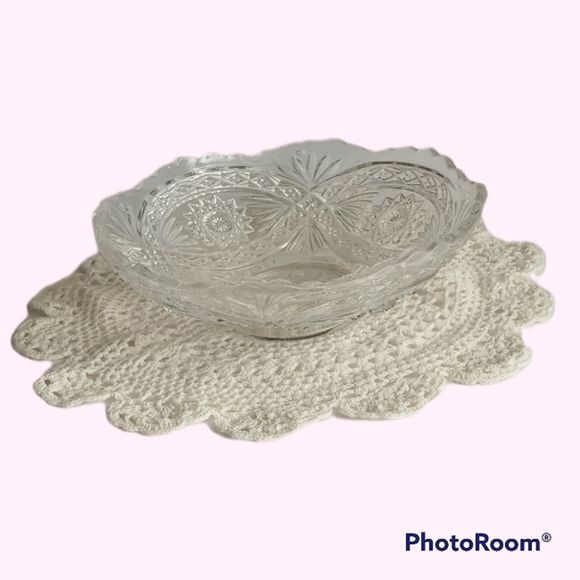 Vintage Bowl Or Serving Dish Clear Cut Glass with Sunburst in Center - Picture 1 of 4